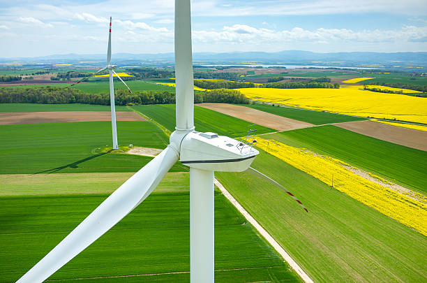 molinos de viento vista aérea - wind turbine motion alternative energy wind power fotografías e imágenes de stock