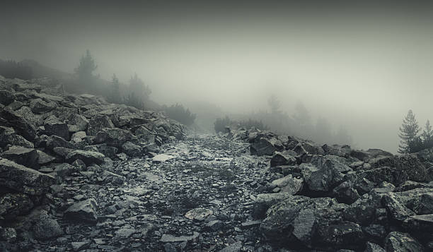 misty droga w górach - skaliste góry zdjęcia i obrazy z banku zdjęć