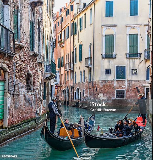 ベネチアの交通 - ゴンドラ船のストックフォトや画像を多数ご用意 - ゴンドラ船, 混雑した, イタリア