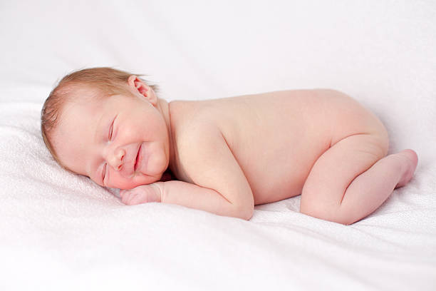pequeno bebê menina dormindo - newborn little girls baby lying down - fotografias e filmes do acervo