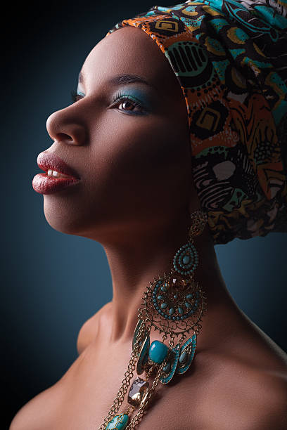 jeune et jolie modèle fashion avec style africain traditionnel - sullen women head and shoulders close up photos et images de collection