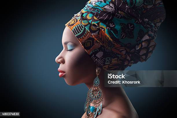 Joven Hermosa Modelo De Moda Con El Tradicional Estilo Africano Foto de stock y más banco de imágenes de Afrodescendiente