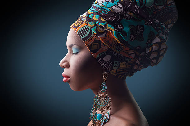 jeune et jolie modèle fashion avec style africain traditionnel - sullen women head and shoulders close up photos et images de collection