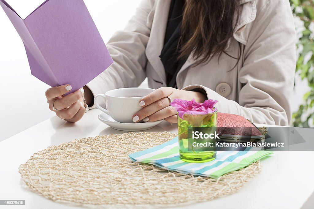 Mulher na cafeteria - Foto de stock de Adulto royalty-free