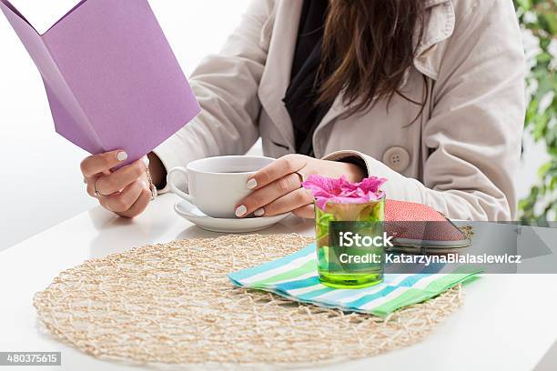 Foto de Mulher Na Cafeteria e mais fotos de stock de Adulto - Adulto, Atividades de Fins de Semana, Bar