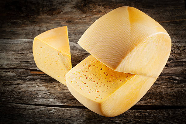 roda de queijo sobre a madeira.  alimentos orgânicos - cheese wheel cheese cheddar wheel imagens e fotografias de stock