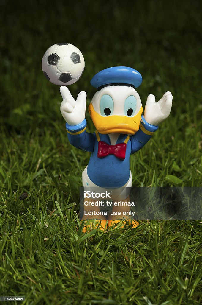 Pato Donald segurando de futebol - Foto de stock de Pato Donald royalty-free