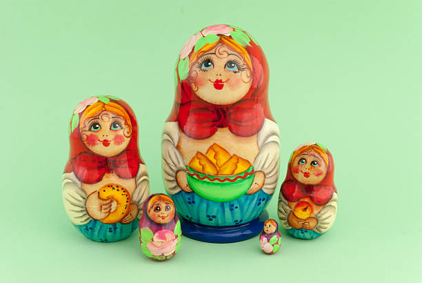 matryoshka 絶縁に緑色の背景 - babushka russian nesting doll doll green ストックフォトと画像