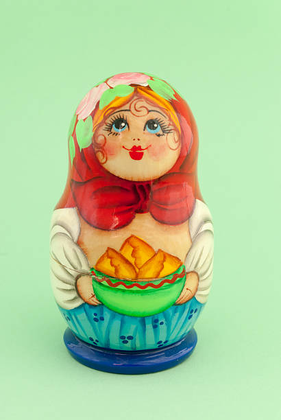 matryoshka 絶縁に緑色の背景 - babushka russian nesting doll doll green ストックフォトと画像