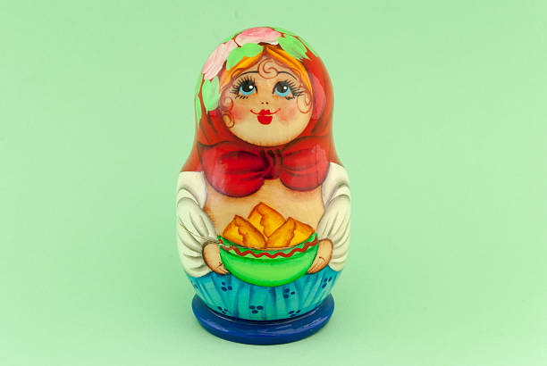 matryoshka 絶縁に緑色の背景 - babushka russian nesting doll doll green ストックフォトと画像