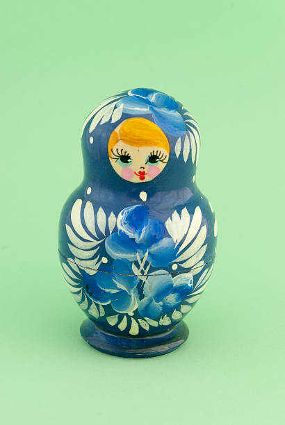 matryoshka 絶縁に緑色の背景 - babushka russian nesting doll doll green ストックフォトと画像