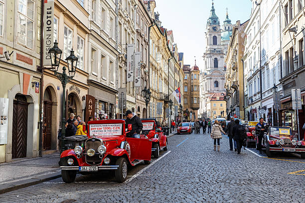 famoso rojo coche histórico de praga - classic europe urban scene prague fotografías e imágenes de stock