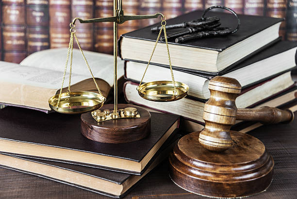 allegory de justicia - law weight scale legal system gavel fotografías e imágenes de stock