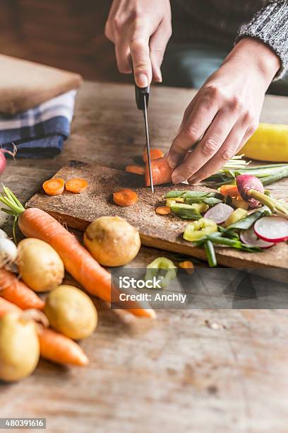 Picar Ingredientes Foto de stock y más banco de imágenes de Cocinar - Cocinar, Comida sana, Vegetal