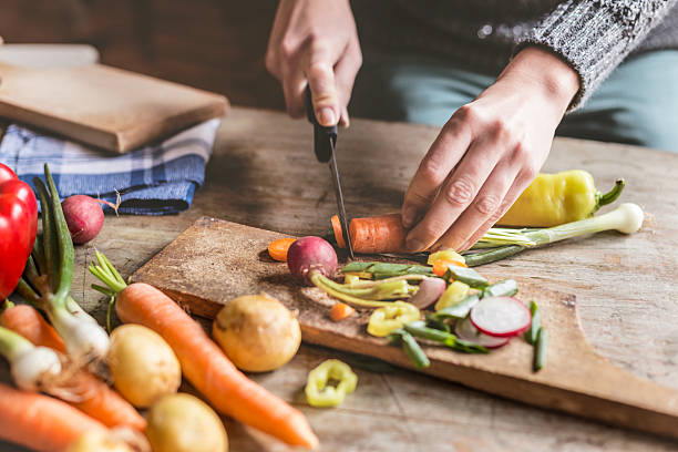 tagliare a pezzetti ingredienti alimentari - food healthy eating carrot table foto e immagini stock