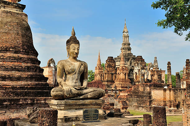 sukothai исторический парк - stupa pagoda thailand asian culture стоковые фото и изображения
