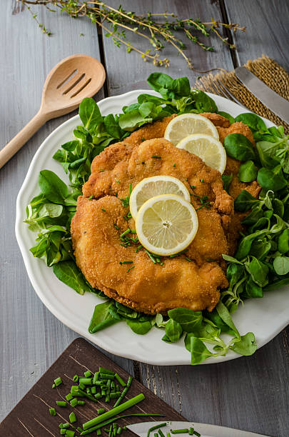 niemiecki sznycel - cutlet schnitzel french fries scaloppini zdjęcia i obrazy z banku zdjęć