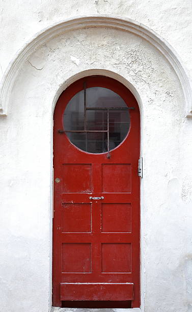 istock red door-saint jean de luz 480397402