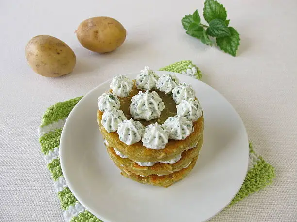 Layered potato pancakes with cream cheese - Kartoffeltörtchen mit Kräuterfrischkäse