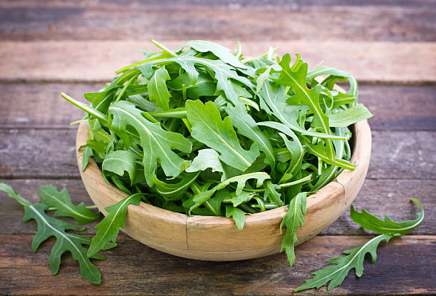 fresca insalata di rucola - rucola foto e immagini stock