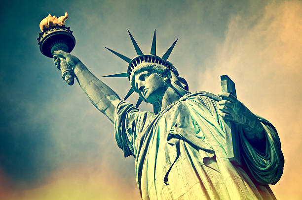 primer plano de la estatua de la libertad, vintage proceso - statue of liberty fotos fotografías e imágenes de stock