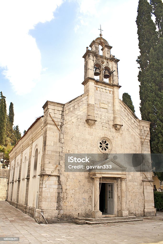 Iglesia Tradicional De Piedra Cerca Del Mar Adriático Foto de stock y más  banco de imágenes de Aire libre - iStock