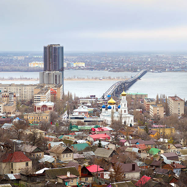 saratov.  russland.  brücke über den fluss an der wolga - friedrich engels stock-fotos und bilder