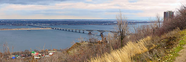 saratov stadt.  brücke über den fluss volga.  russland - friedrich engels stock-fotos und bilder