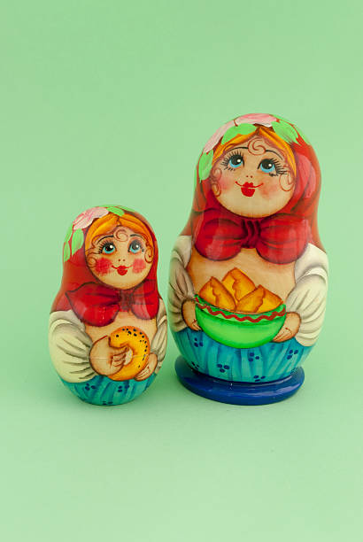 matryoshka 絶縁に緑色の背景 - babushka russian nesting doll doll green ストックフォトと画像