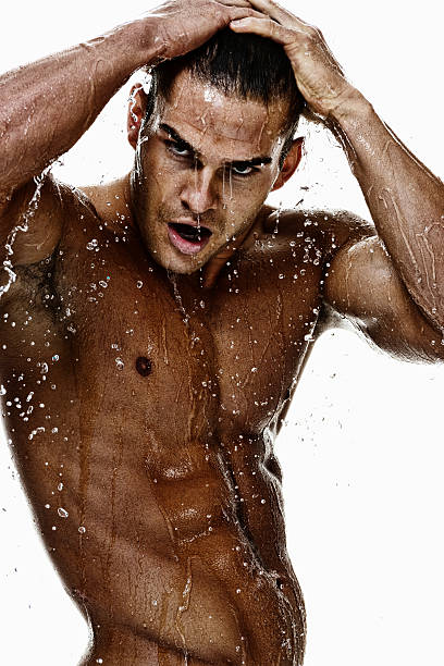 torse nu homme musclé ayant une douche - shower portrait male beauty chest photos et images de collection