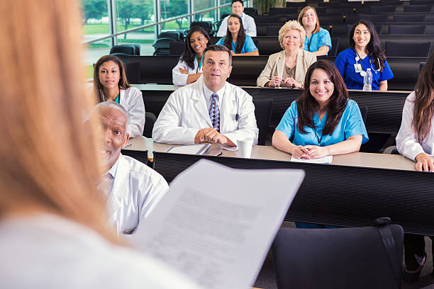 una gran variedad de profesionales de la salud que asisten a conferencias médicas o de conferencias - seminar presentation mature student education event fotografías e imágenes de stock