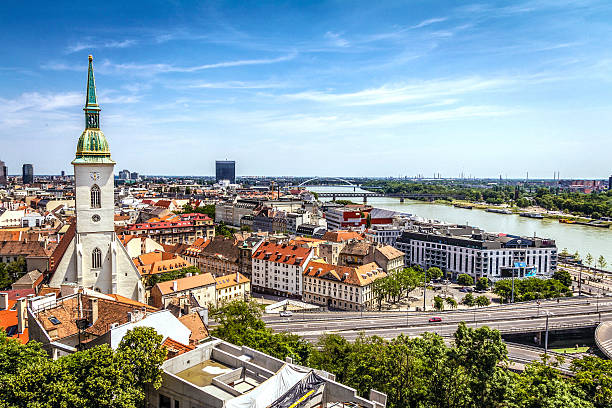vue sur la ville de bratislava - slovaquie photos et images de collection