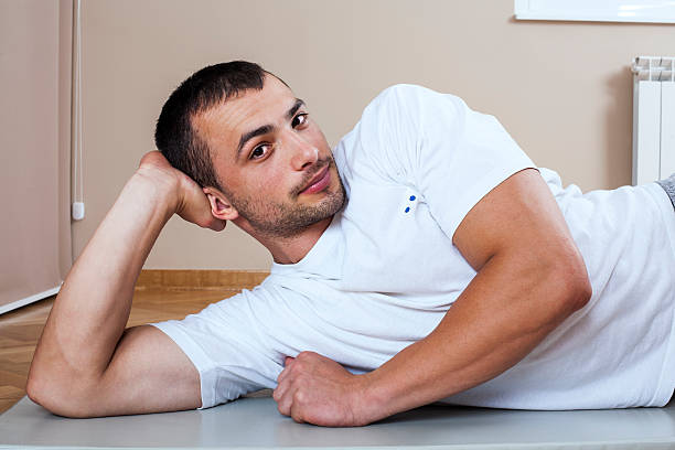 Jeune homme Allongé sur le coude - Photo