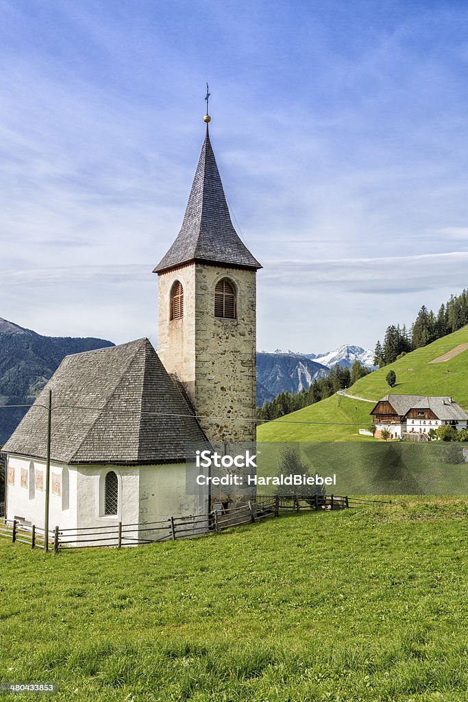 Pequena igreja do Sul do Tirol, Itália - Foto de stock de Aldeia royalty-free