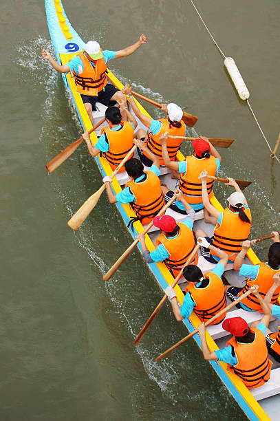 trabalho de equipa de competição de corrida de barcos do dragão - rowboat sport rowing team sports race imagens e fotografias de stock