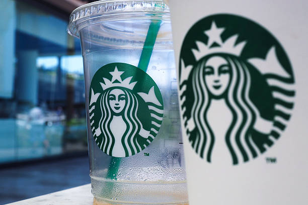 dos tazas de café starbucks - starbucks coffee drink coffee cup fotografías e imágenes de stock