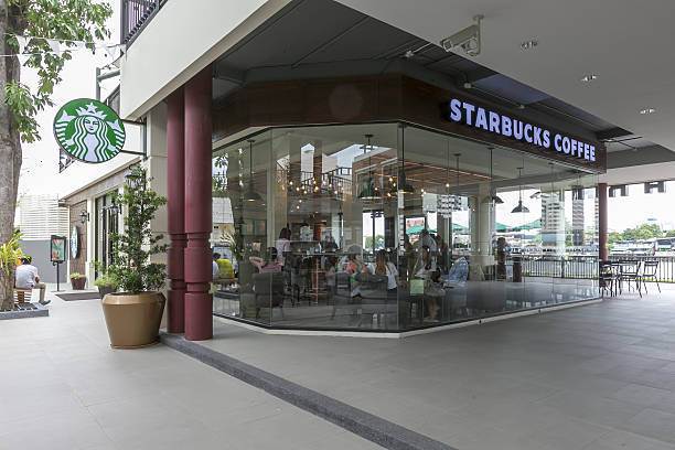 cafetería café starbucks - starbucks sign coffee seattle fotografías e imágenes de stock