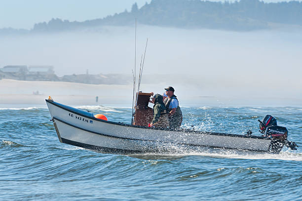 dory entrar em barco de cape kiwanda - dory imagens e fotografias de stock