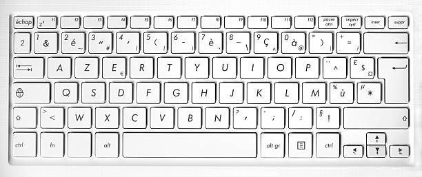 gros plan d'un clavier d'ordinateur blanc français azerty fond - clavier dordinateur photos et images de collection