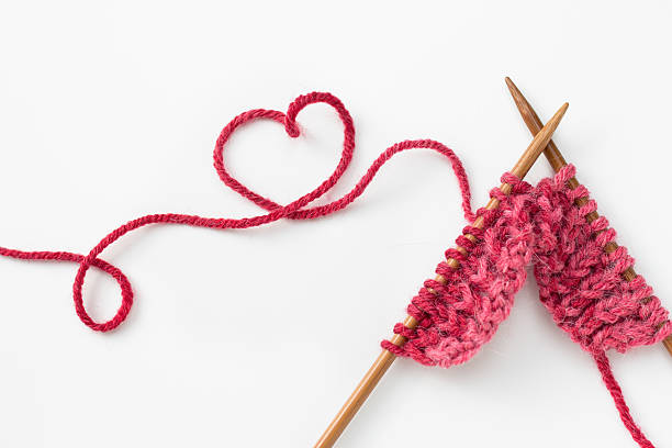 robić na drutach - wool knitting heart shape thread zdjęcia i obrazy z banku zdjęć