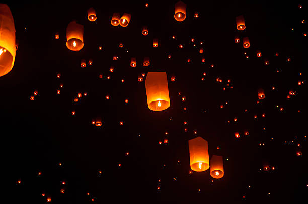небо светильникам - sky lantern стоковые фото и изображения