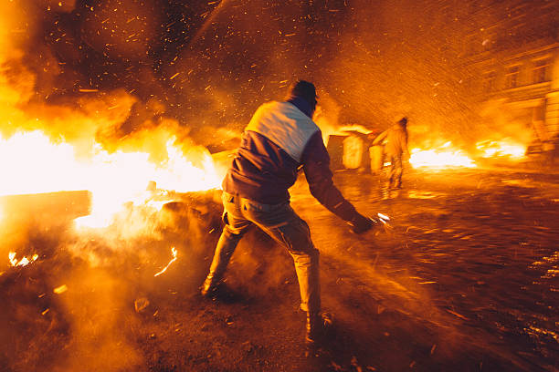 anti-governo riot em kiev - riot imagens e fotografias de stock