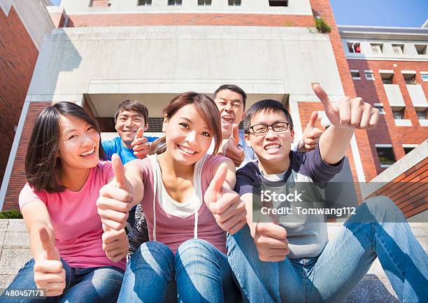 Glückliche Schüler Daumen Hoch Zusammen Stockfoto und mehr Bilder von Buch - Buch, Daumen hoch, Menschengruppe