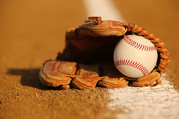 Beisebol em uma luva na Bola dentro - fotografia de stock