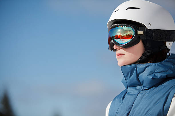 hembra snowboarder contra el sol y el cielo - snowboarding snowboard women teenager fotografías e imágenes de stock