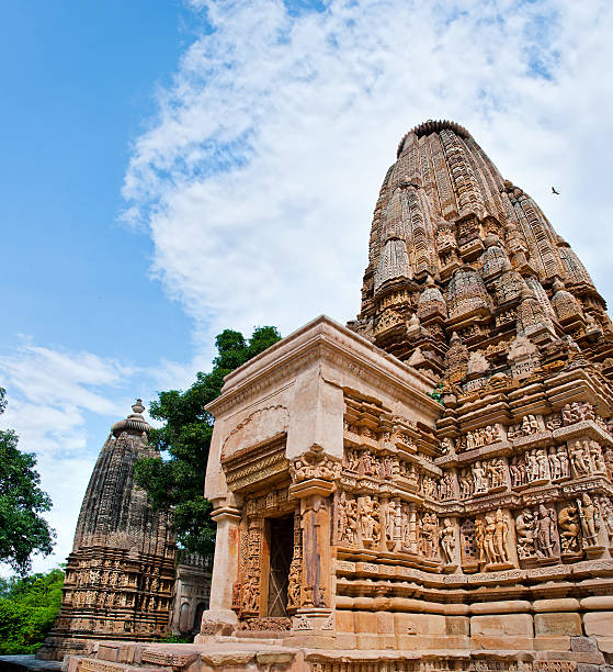 świątyń khajuraho w pochmurne niebo. khajuraho, madhya pradesh, indie. - khajuraho india sexual activity temple zdjęcia i obrazy z banku zdjęć