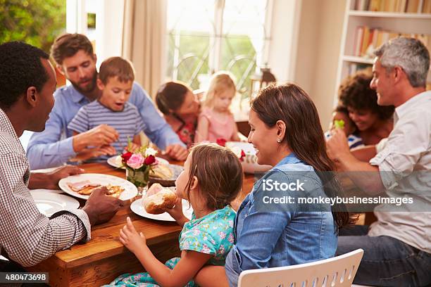 Familia Y Amigos En La Mesa De Comedor Sala De Estar Foto de stock y más banco de imágenes de Familia