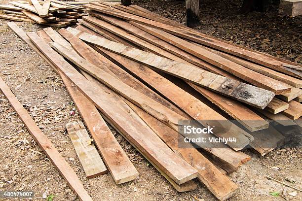 Stapel Holz Bretter Stockfoto und mehr Bilder von Baugewerbe - Baugewerbe, Bauholz, Bauholz-Brett
