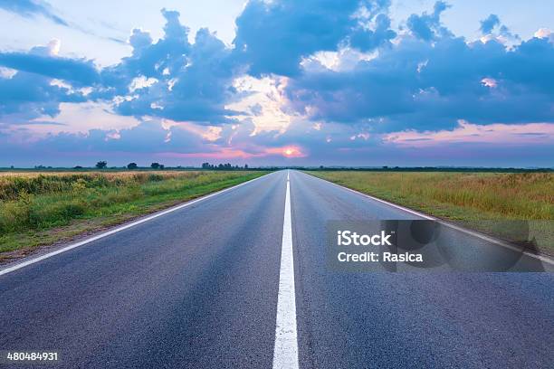 空の道路でシンプルな夜明け - からっぽのストックフォトや画像を多数ご用意 - からっぽ, 地平線, 空