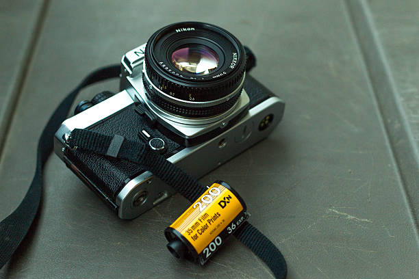 film-kamera und negative film - kamera film grafiken stock-fotos und bilder